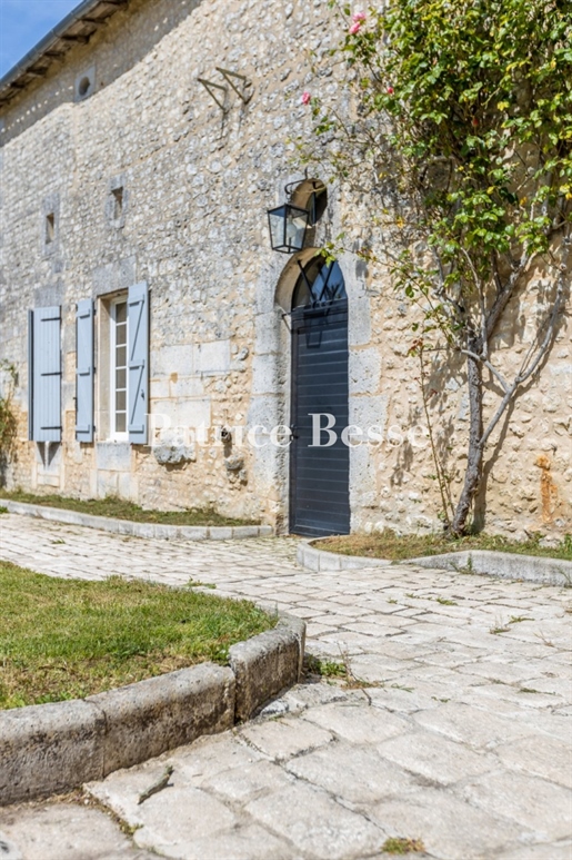 In de Charente Toscane, een voormalig pastoraat uit de 17e eeuw, zijn bijgebouwen, zijn zwembad, zi