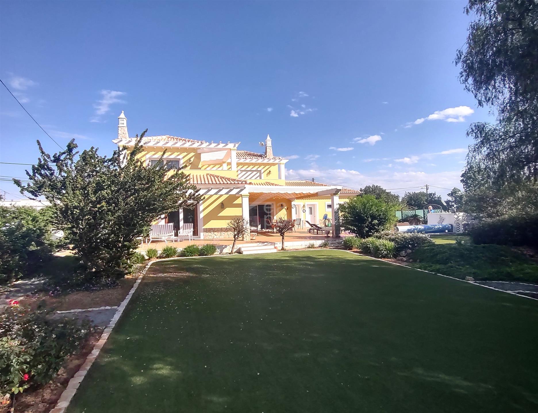 Superb T3 Detached Villa with Swimming Pool and beautiful landscaped garden