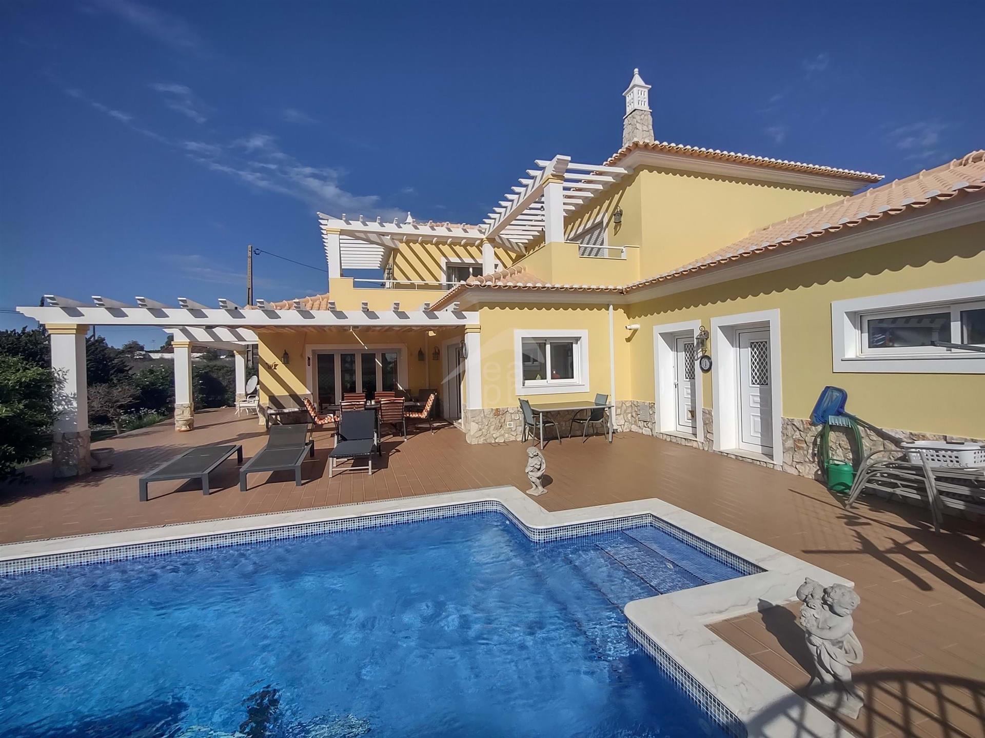 Superb T3 Detached Villa with Swimming Pool and beautiful landscaped garden