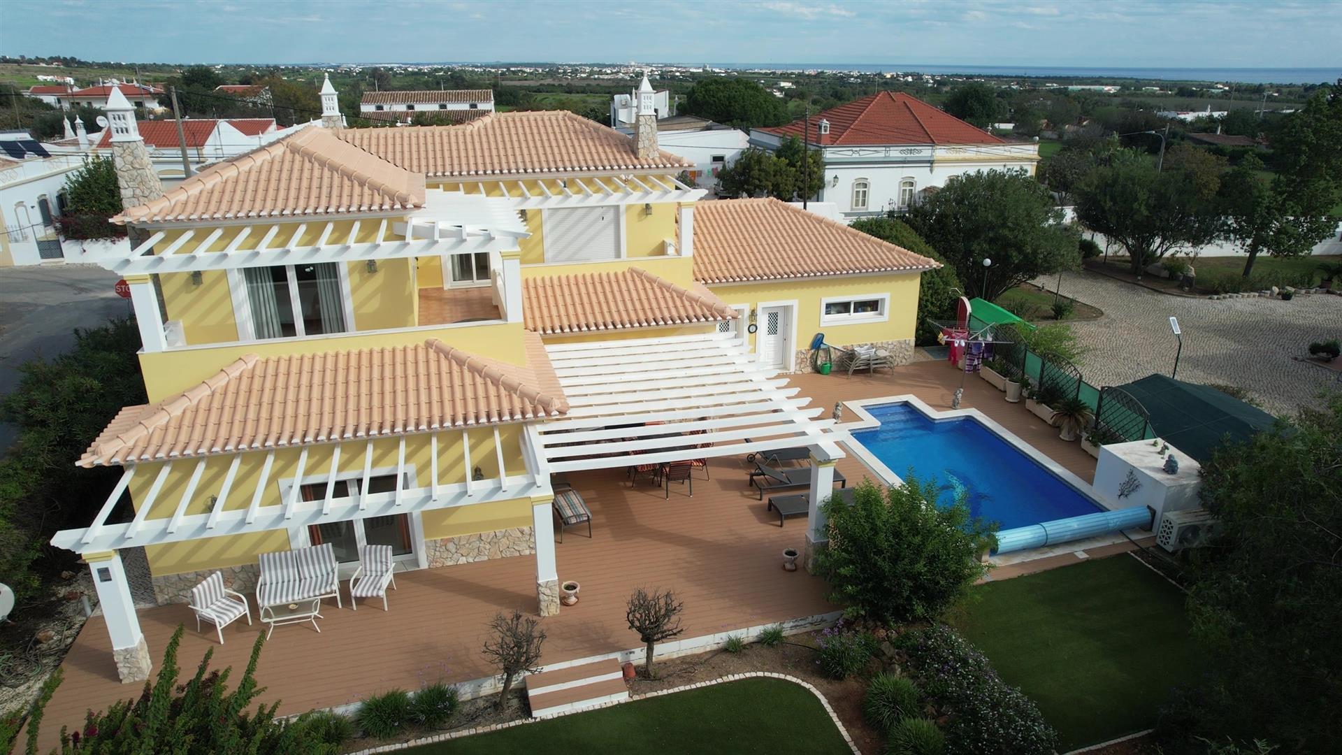 Superb T3 Detached Villa with Swimming Pool and beautiful landscaped garden