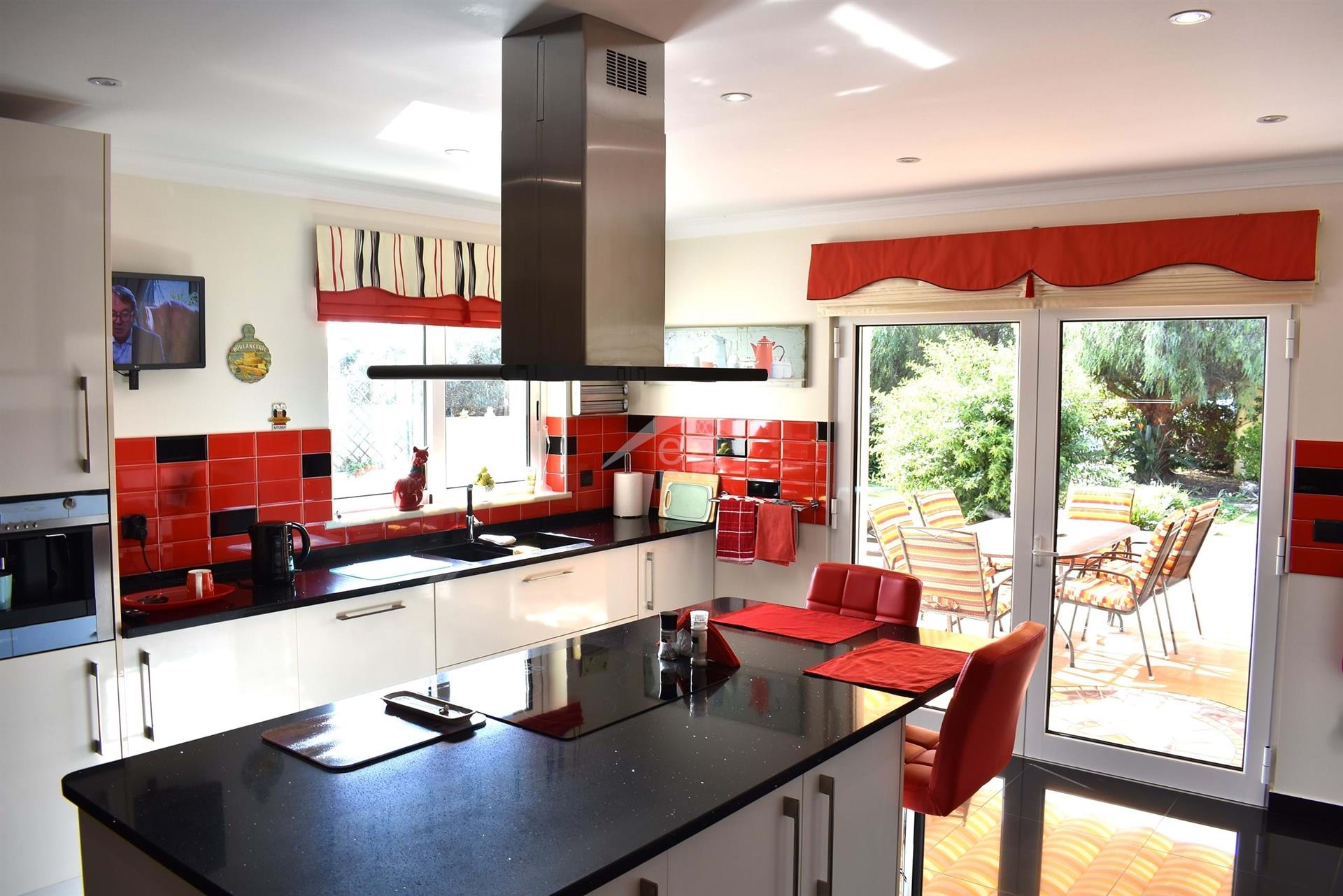 Superb T3 Detached Villa with Swimming Pool and beautiful landscaped garden