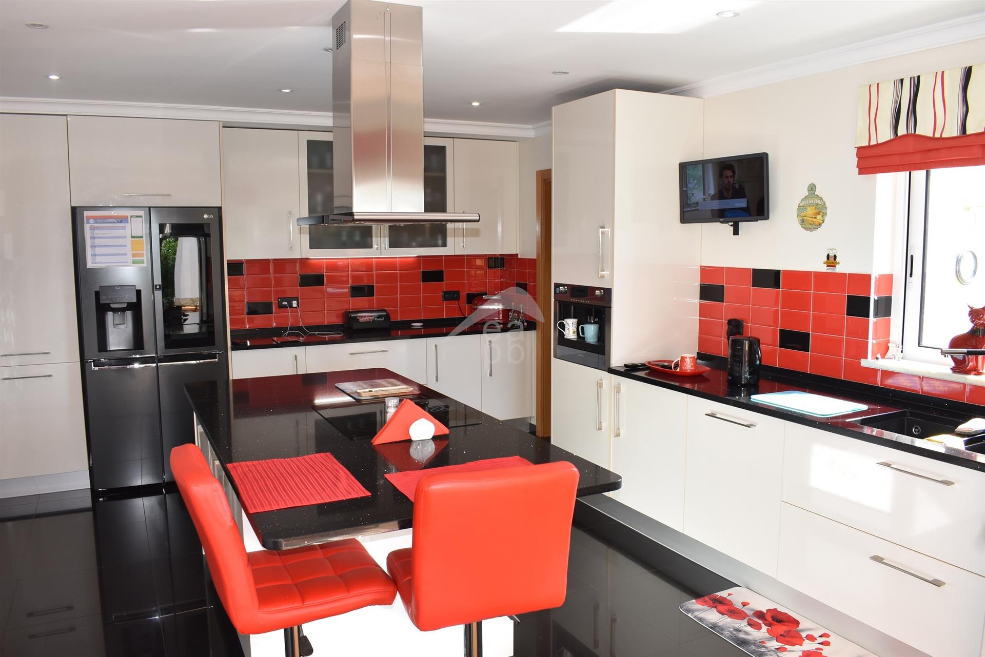 Superb T3 Detached Villa with Swimming Pool and beautiful landscaped garden