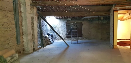 Carces - Village house to renovate with attic and cellars