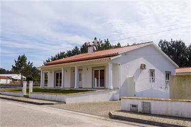 House 6 Km away from Osso da Baleia Beach