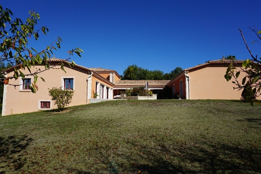 Luxe villa in eigentijdse Provençaalse stijl genesteld in het hart van de rustige groene Périgord.