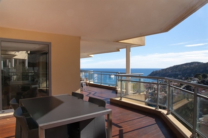 Facing the Bay of Villefranche sur mer, exceptional bright three-bedroom apartment of 144.06 m2, loc
