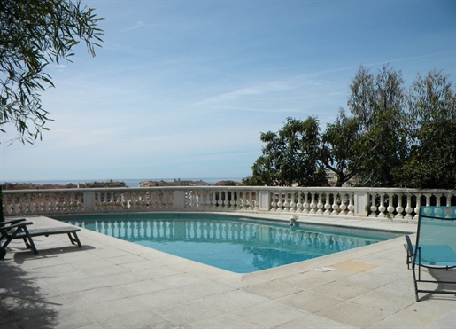 Menton, all the charm of yesteryear for this splendid and exceptional residence in central quiet res