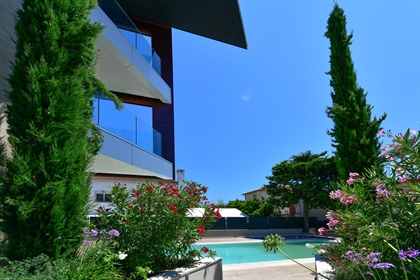 In the heart of town of Saint Jean Cap Ferrat and only 2 steps from the beaches, port and shops, thi