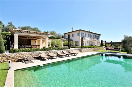 In the heart of the prestigious area of Castellaras, in a small gated domain of 3 villas, 5 minutes