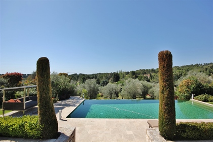 In the heart of the prestigious area of Castellaras, in a small gated domain of 3 villas, 5 minutes