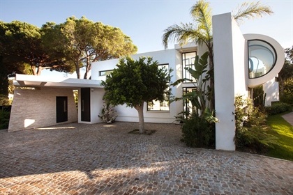 A spectacular modern style property in a few dozen meters from the beaches of Pampelonne of around 3