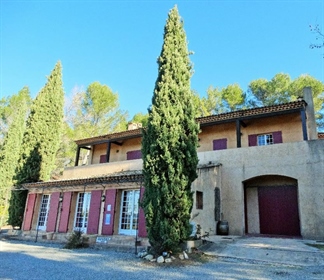 Cette belle propriété viticole de 35 ha est classée parmi les plus emblématiques de la Provence et 