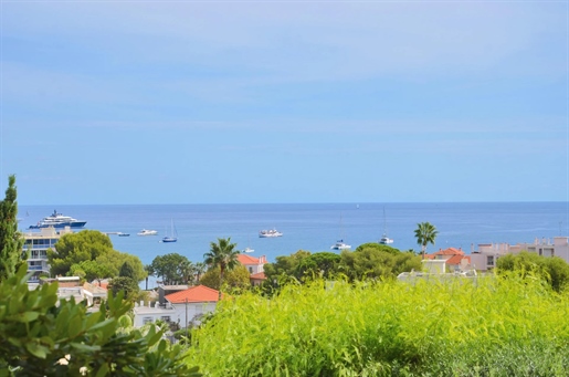Situated within walking distance to the sea in a quiet and residential neighborhood, beautiful duple