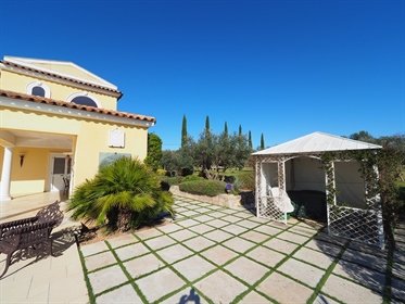 Beautiful villa of 300 m2 in a green setting, offering a comfortable lounge of 81 m2 with a beautifu