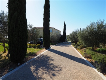 Beautiful villa of 300 m2 in a green setting, offering a comfortable lounge of 81 m2 with a beautifu