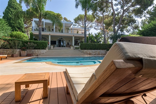 Discover this sumptuous perfectly renovated villa, ideally located in Saint Jean Cap Ferrat, a few s