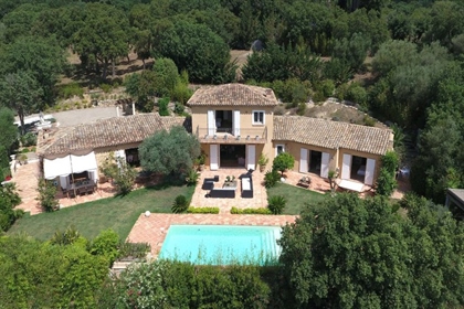 Villa for sale in Grimaud with view over the surrounding countryside.

Very spacious famil