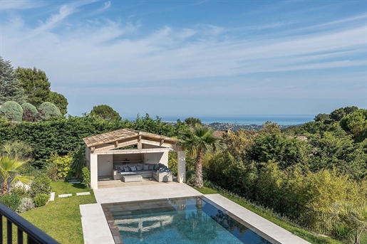Situated in the hills above Saint Paul de Vence, this large and luxurious property is perfectly posi
