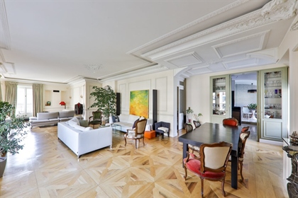 Paris 16th - Ranelagh gardens - La Muette 
Ideal top floor apartment entirely renovated with ai