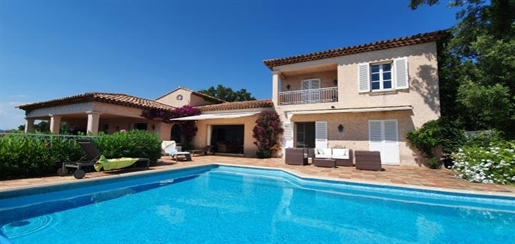 On the heights of Les Issambres beautiful New-Proven&ccedil al style villa. Very good quality of con