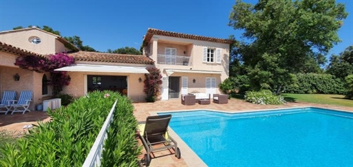 On the heights of Les Issambres beautiful New-Proven&ccedil al style villa. Very good quality of con