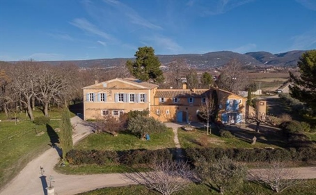18Th century bastide with 13.5 ha vineyard in the Luberon.

This magnificent 18th century