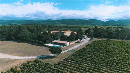 78 ha wine tourism estate with 10 ha organic vineyard.

This spectacular vineyard estate d