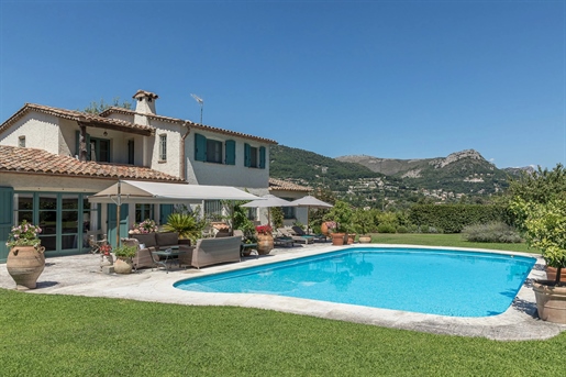 Perfectly positioned on the Southern part of Vence, this exceptional 7 bedroom villa showcases wonde