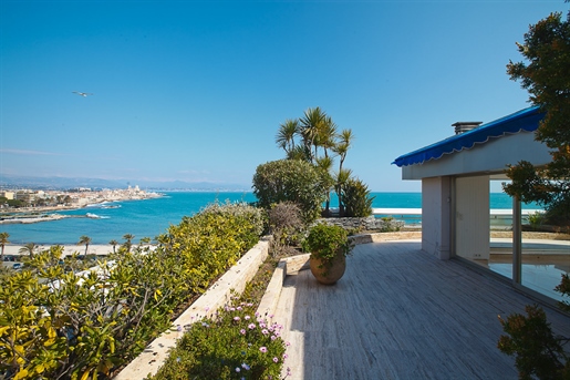 Splendid top-floor duplex flat of 260 m2 offering breathtaking views of the sea and the Ramparts of