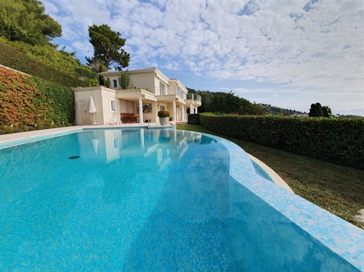 South facing villa built over 3 levels with panoramic sea view.

In excellent condition wi