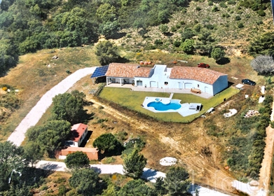 In the heart of nature in Bormes les Mimosas, a property of 250 m2 built on 12500 m2 with great bene