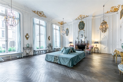 Magnificent property in an exceptional location, Paris 7th arrondissement, a stone& 039 s throw from