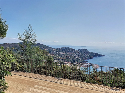 This property of approximately 300m&sup2 enjoys a panoramic view on the entire bay of Theoule and Le