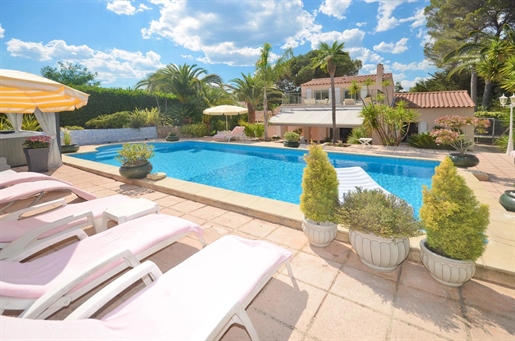 Prized residential gated community not far from Cannes and its famous beaches, Mouans Sartoux, close