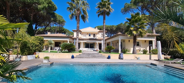 Saint Raphael - In the heart of the residential area of Golfs de Valescure, this rare and elegant ho
