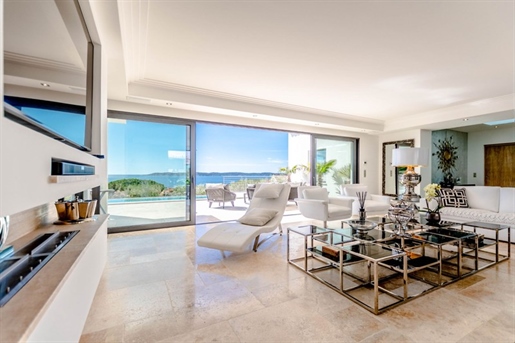 In the popular Semaphore district of Sainte Maxime, exceptional sea view for this magnificent new vi