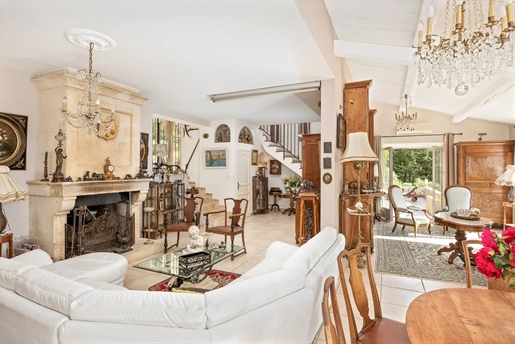 In a bucolic and enchanting setting, this charming property consists of an old 19th century Bergerie