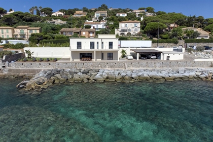 Exclusivity, exceptional waterfront location for this beautiful renovated contemporary villa.
