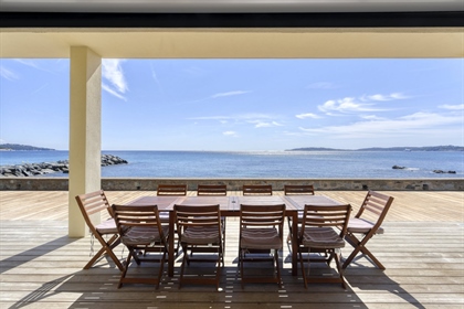 Exclusivity, exceptional waterfront location for this beautiful renovated contemporary villa.
