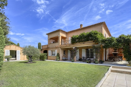 In the heart of a secured domain near the centre of Saint-Tropez, a property full of charm and chara