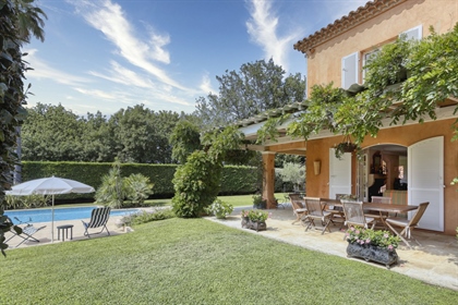 In the heart of a secured domain near the centre of Saint-Tropez, a property full of charm and chara