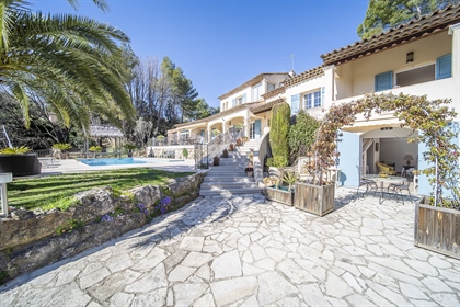 Located in an enchanting setting, in total peace and quiet, this ravishing Provencal style property