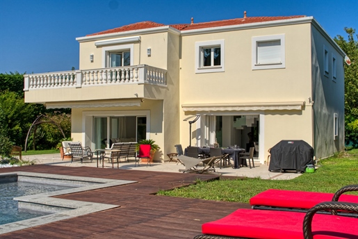 Contemporary villa within a few minutes distance from the shop and the beach, in the prized neighbou