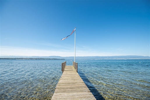 Located on the French shores of the elegant Lake Geneva, superb waterfront villa of approximately 55