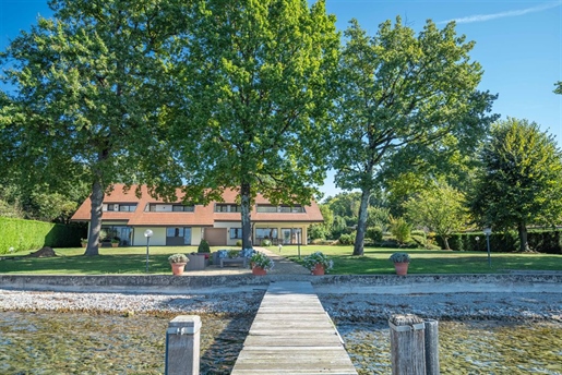 Located on the French shores of the elegant Lake Geneva, superb waterfront villa of approximately 55