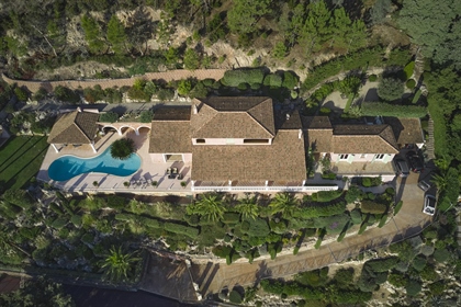 Located in Theoule-sur-Mer, this Mediterranean villa inspires serenity from the top of its hill. Ide