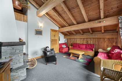 180 m2 Alpine chalet on 3 levels with great renovation potential, located on the ski front in the he