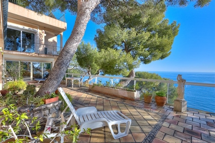 Eze Bord de Mer - Elevated contemporary style property of 172 m2 of living area, to renovate, offeri