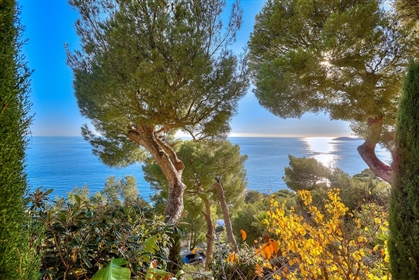 Eze Bord de Mer - Elevated contemporary style property of 172 m2 of living area, to renovate, offeri