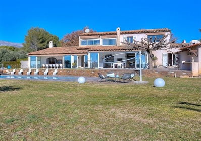 Set in an elevated position, in a wooded setting, a family property in a magnificent park of 7,500 m